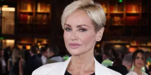 Adriana Karembeu adopte encore une nouvelle coupe de cheveux encore plus courte : opération séduction