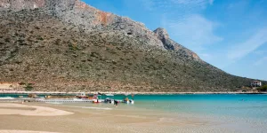 À Stávros, sur la plage de "Zorba le Grec", la colère entre dans la danse chez les habitants