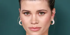 En vidéo, Sofia Richie dévoile sa routine make-up d’automne