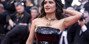 Salma Hayek : à 57 ans, l’actrice assume ses cheveux blancs et se dévoile au naturel