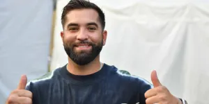 Kendji Girac : après le drame, le chanteur surprend tout une plage de Saint-Tropez