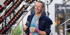 “C’était pas prévu !” : Chris Martin, le chanteur de Coldplay, fait une chute impressionnante en plein concert