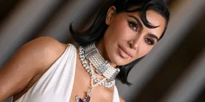 Méconnaissable, Kim Kardashian adopte cette coupe de cheveux des années 80