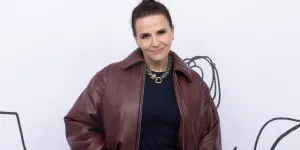 À la Fashion Week de Paris, Juliette Binoche détonne avec ses silhouettes masculines/féminines