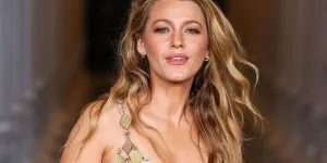 Blake Lively nous inspire pour les fêtes avec une mini robe en cotte de mailles dorée