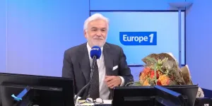 "60 ans, t’es un gamin pour moi" : Michel Sardou surprend Pascal Praud en direct pour son anniversaire