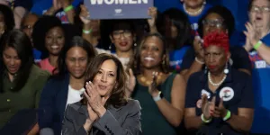 L'édito de ELLE : Kamala Harris traitée de « femme à chat sans enfant », un modèle pourtant grandissant aux États-Unis