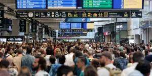 "Sur les panneaux d'affichage, plus aucun TGV n'apparaît" : l'attaque contre la SNCF vue depuis les gares