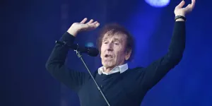 "Je ne crois pas que les Français soient assez cons…" : Alain Souchon menace de s’exiler en Suisse si le RN arrive au pouvoir en 2027