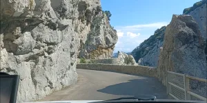13.613 Aufrufe · 44 Reaktionen | Aude - Gorge de Galamus en voiture... | Dans les gorges de Galamus, pendant 3 minutes de route, on retient son souffle en espérant ne croiser personne ou presque... 25/06/2024 
Les images de... | By Madikéra / Madik'Audera | Facebook