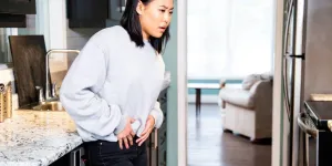 Cancer de l’ovaire : 5 symptômes à repérer pour agir à temps