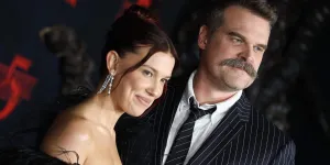 Millie Bobby Brown et David Harbour se câlinent : fin de la guerre supposée entre les deux vedettes de "Stranger Things"