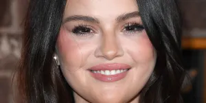 Transformée, Selena Gomez devient blonde pour Halloween