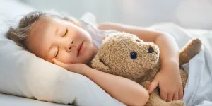 3 astuces pour aider votre enfant à ne pas se lever du lit trop tôt le week-end