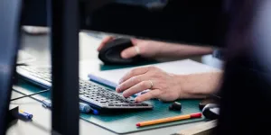 "Moi qui ne fais confiance à personne, je me suis bien fait avoir" : le Far West des publicités financières trompeuses en ligne