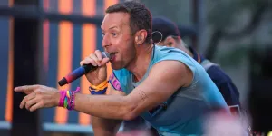 Coldplay : Chris Martin tombe dans une trappe en plein concert, la chute spectaculaire