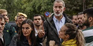 Le roi Felipe VI et sa femme Letizia d’Espagne hués et visés par des jets de boue en marge des inondations dans la région de Valence 