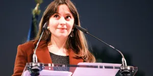 Julie Martinez : porte-parole du PS qui travaille chez la concurrence... au détriment de la France