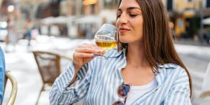 Non, une consommation modérée d'alcool ne favorise pas une espérance de vie plus longue, voici pourquoi