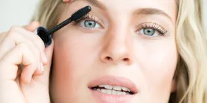 Formulé à 98% d'ingrédients naturels, ce mascara rechargeable se retire à l’eau