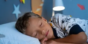 Ces raisons qui peuvent expliquer les réveils nocturnes de votre enfant (et auxquelles vous n’auriez pas forcément pensé)