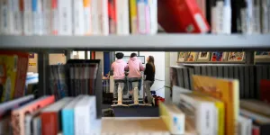 Éléonore, ex-professeur documentaliste dans un lycée marseillais : "J’ai pleuré pour avoir 100 euros de budget"