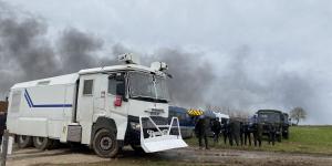 Des rassemblements devant les préfectures en soutien aux "victimes de violences policières" de Sainte-Soline