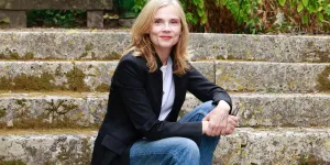 "J’ai été en dépression" : Isabelle Carré revient sur sa tentative de suicide lorsqu’elle était adolescente