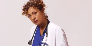 Alex Kingston frappée par la maladie : la star d’Urgences et Dr Who révèle être atteinte d’un cancer de l’utérus