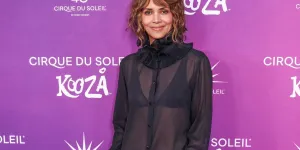 22 ans plus tard, Halle Berry défile pour Elie Saab dans sa robe mythique portée lors des Oscars