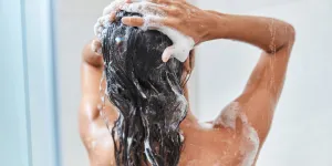 Cheveux bouclés, lisses, secs… 5 shampooings spécialisés passés au crible