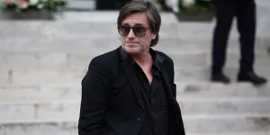 Thomas Dutronc évoque ses derniers instants avec Françoise Hardy : "J'ai reçu un message : « Je meurs »"