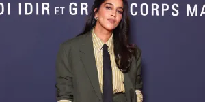 Leïla Bekhti revisite avec féminité le costume deux-pièces à l’avant-première de « Monsieur Aznavour »