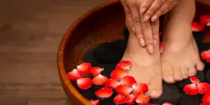 10 recettes de bains de pieds maison pour se relaxer