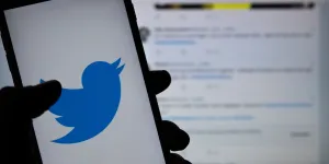 Twitter admet que son algorithme offre une meilleure exposition aux tweets de droite en France