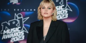 "J’ai le cœur tout serré…" : Louane rend un vibrant hommage à Michel Blanc