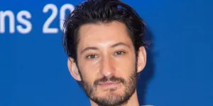 “J’ai pris une telle claque” : Pierre Niney revient sur son voyage seul en sac à dos à l’autre bout de la France