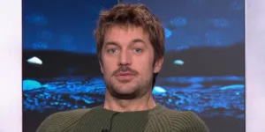 "Ça m’a un peu agressé" : Lucas Bravo revient sur l’explosion de sa notoriété suite à la diffusion d’Emily in Paris sur Netflix