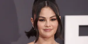 Selena Gomez : on craque pour sa queue-de-cheval de princesse