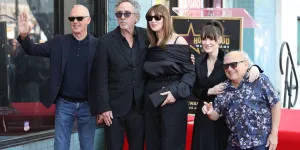 Tim Burton reçoit son étoile au Hollywood Walk of Fame entouré par Monica Bellucci et sa muse Winona Ryder