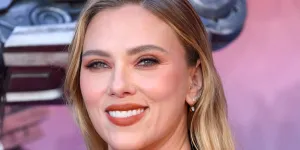 Scarlett Johansson adopte cet accessoire capillaire de notre enfance