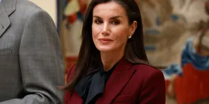 Letizia d’Espagne :  la reine sublime dans un costume bordeaux, couleur phare de la saison