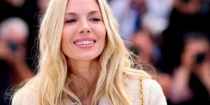 Sienna Miller dévoile sa routine beauté simple pour avoir un look d’été glamour