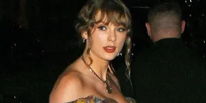 Taylor Swift remet le tailleur jupe au gout du jour en l’associant avec un corset Victoria’s Secret soldé à moins de 40 €