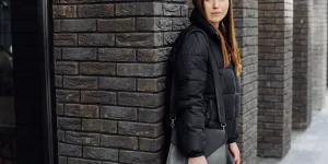 Le nouveau chic du quotidien : l’art de mêler doudoune, sacoche et robe noire