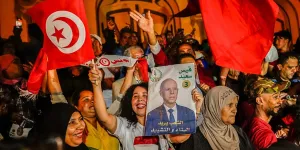 Présidentielle en Tunisie : sans véritables adversaires, le sortant Kaïs Saïed donné largement vainqueur