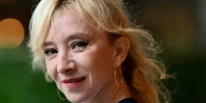 "C'est sûr que c'est lui !", Sylvie Testud a rencontré pour la première fois son père à 34 ans... alors qu'elle était sur scène