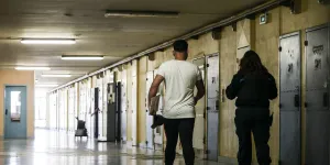 Face à la surpopulation carcérale, la Cour des comptes pointe «l’effet limité» des alternatives à l’incarcération