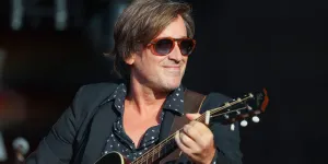 Thomas Dutronc évoque comme rarement l’alcool et son célèbre papa : ce qu’il a découvert dans l’ivresse