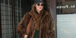 Portée par Dakota Johnson, la casquette de baseball est devenue un incontournable de l’automne